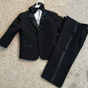 3-pc TUXEDO with tuxedo shirt & bowtie. Boys Sz 2T EUC